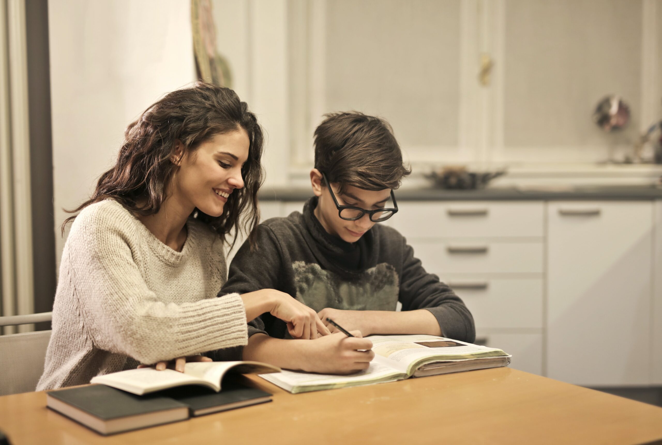 une mère aidant son fils à faire ses devoirs